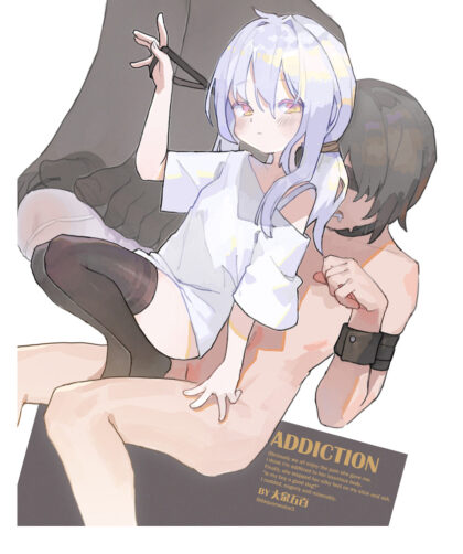 Dziewczyna dręczy chłopaka i staje mu na jajkach.