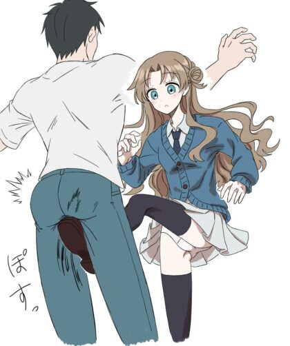 Dziewczyna w spódniczce kopiąca chłopaka w krocze.