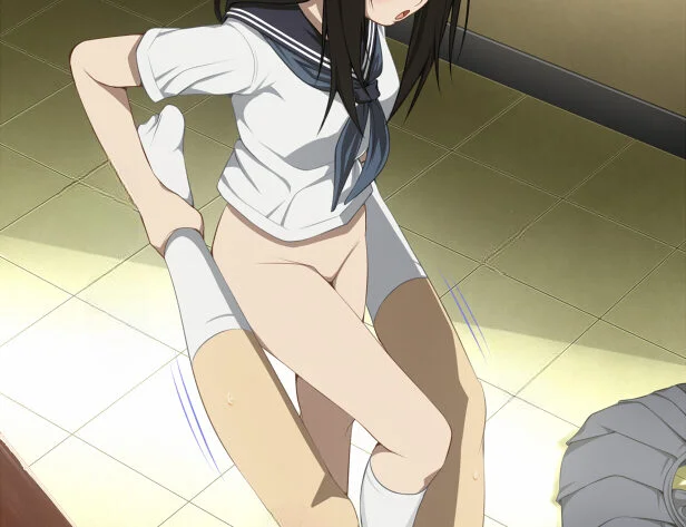 Dziewczyna bez spodni deptająca krocze nagiego mężczyzny.